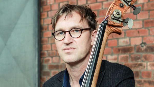 Axel Burkhardt - Der Bass-Poet